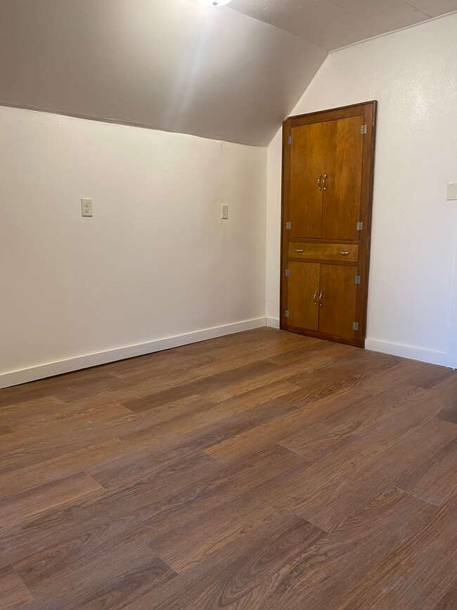 Armarios empotrados en el comedor/sala de estar. - 2550 N 45th St