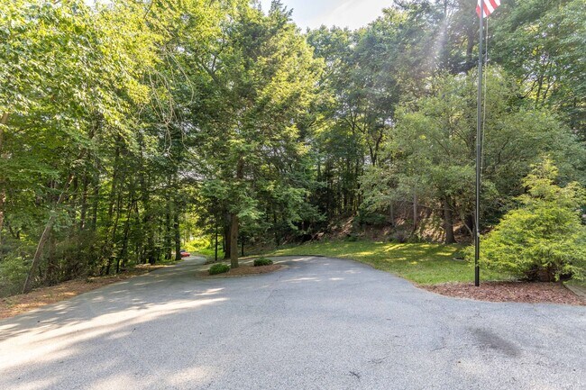 Building Photo - Spacious 4 Bedroom Single Family