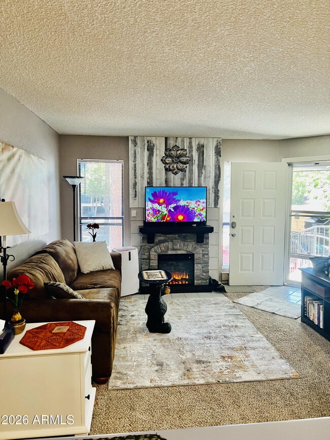 Building Photo - 2700 S White Mountain Rd