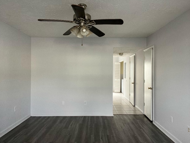 Building Photo - 1215 Shalom Dr