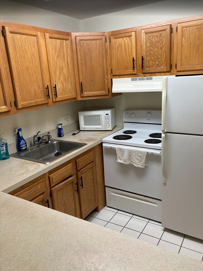 Foto del edificio - 1811 Four Lakes Ave