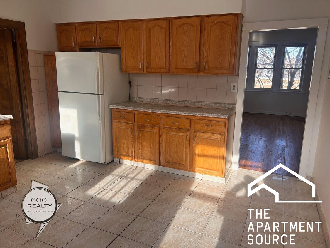 Foto principal - 4917 W Berteau Ave