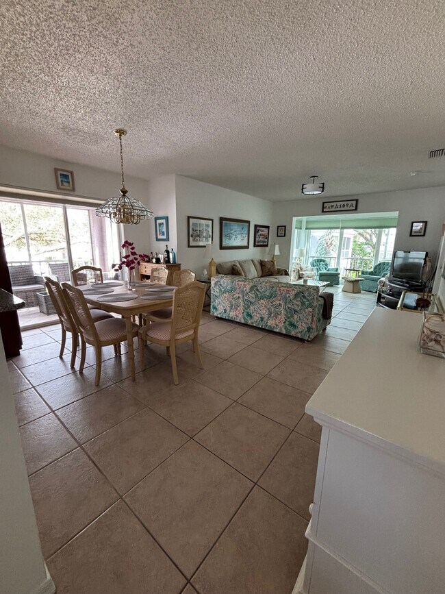 Comedor y sala de estar - 5699 Sheffield Greene Cir