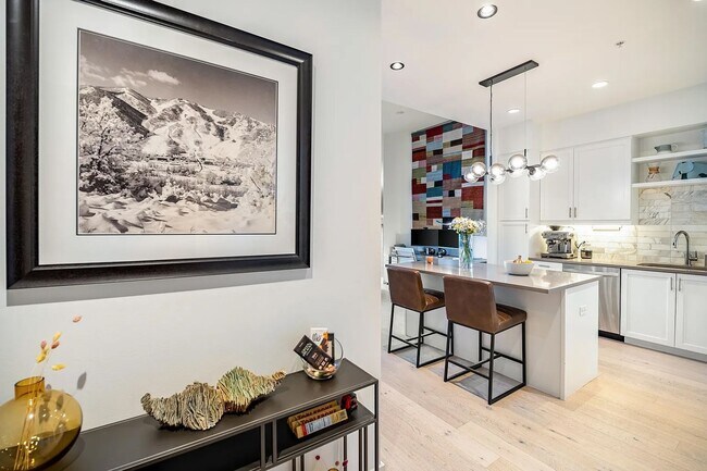Building Photo - Luxury 1 Bed 1 Bath Condo at The Peloton W/Best Amenities in Boulder. Utilities Included.