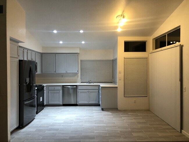 Foto del edificio - Newly renovated 4 bedroom in canyon crest!