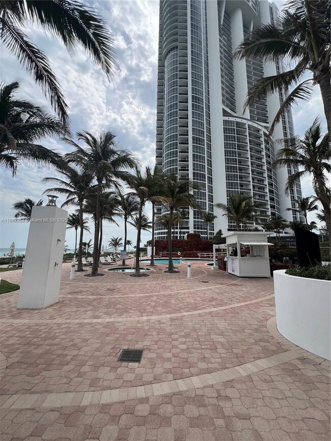 Foto del edificio - 18201 Collins Ave