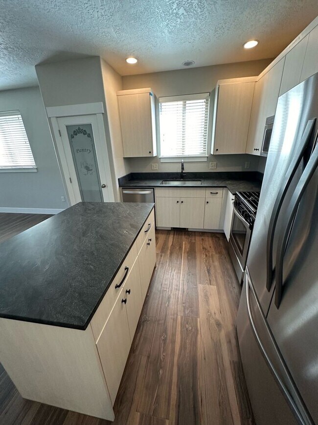 Foto del edificio - 3 Bed/2.5 Bath Single Family Home - Empire...
