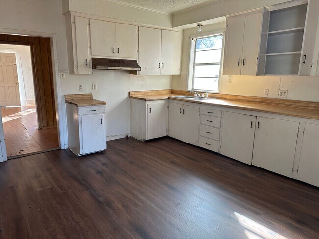 Building Photo - Cute 2 Bed 1 Bath