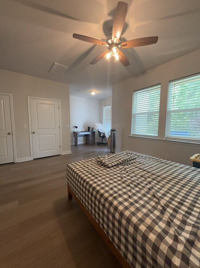 Building Photo - 9403 Sun Fountain Dr