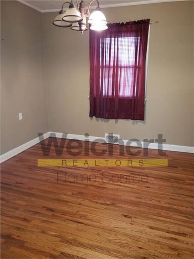 Building Photo - Brick Home