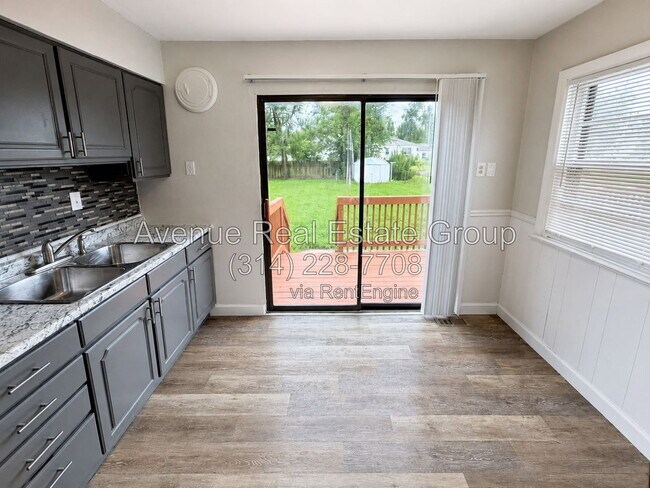 Building Photo - 830 Loekes Dr