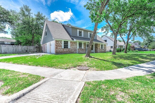 Foto del edificio - 9014 Landwood Dr