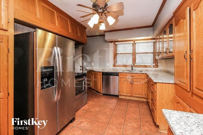 Building Photo - 705 NE Shady Ln Dr
