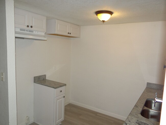 Foto del edificio - Renovated 4 / 2 rental - MOVE IN SPECIAL