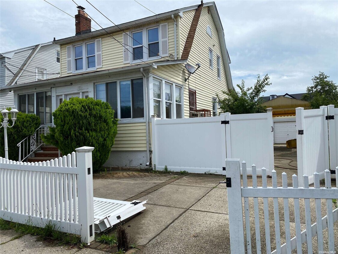 Primary Photo - 89-23 191st St