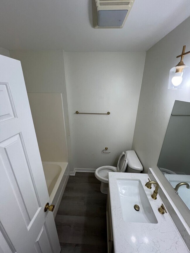 Foto del edificio - Nice 2 bedroom townhouse ready to go with covered parking!
