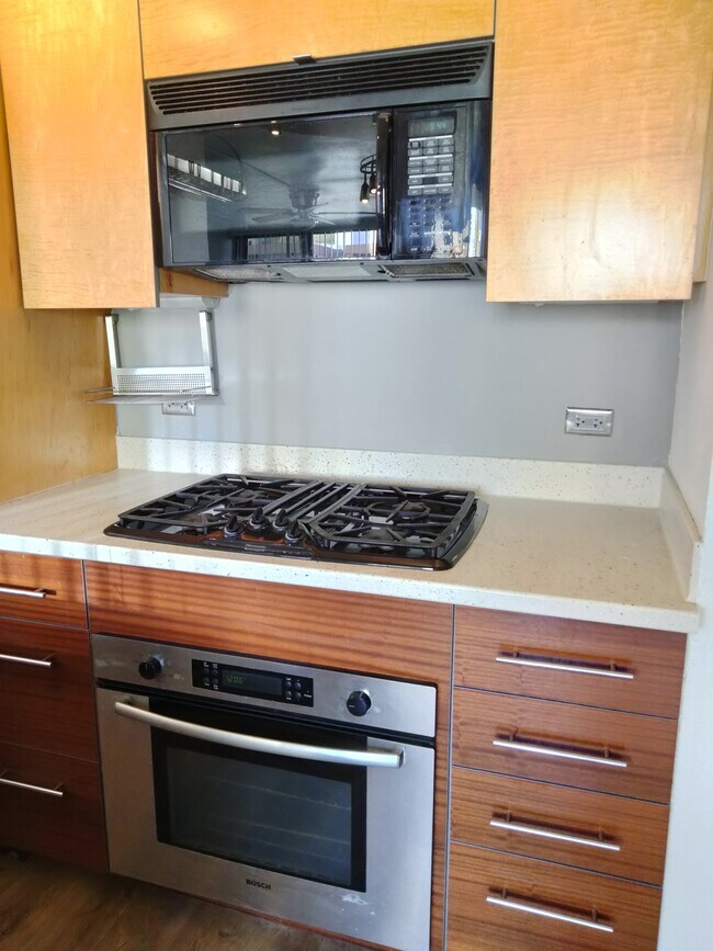 Microondas de convección; cocina de gas - 1571 Piikoi St