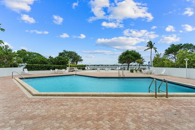 Building Photo - 5600 N Flagler Dr