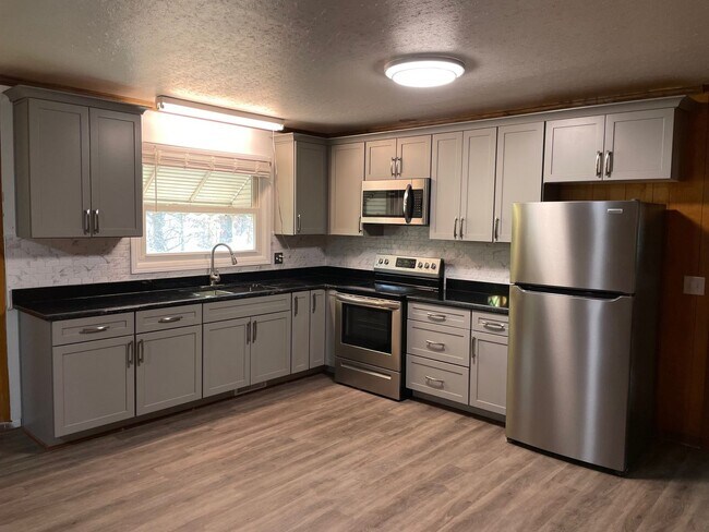 Foto del edificio - 3/4 BED, 1.5 BATH HOME $1400 MONTH, $1400 ...