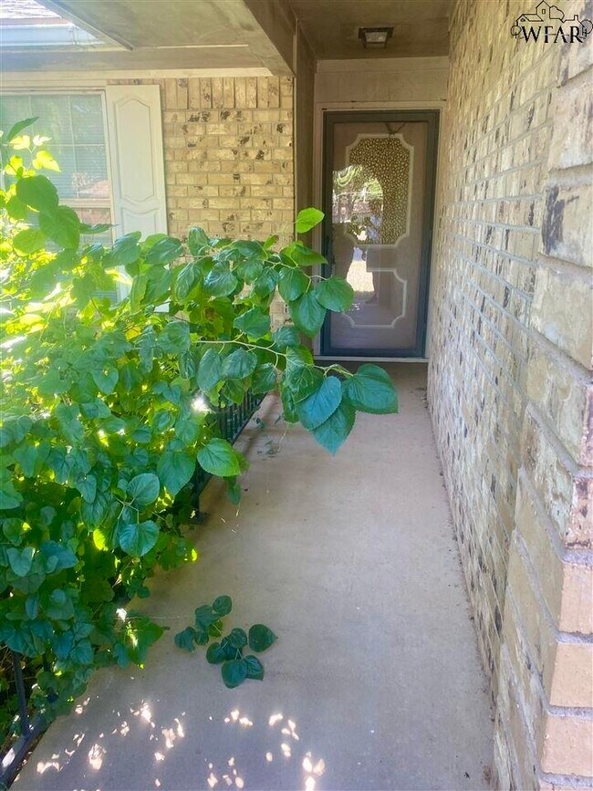 Building Photo - 5 Oak Grove Cir