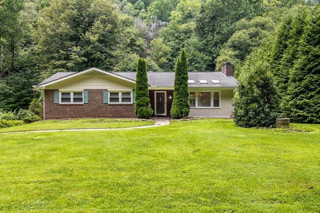 Photo - 493 Kings Creek Rd (Brevard, NC) House