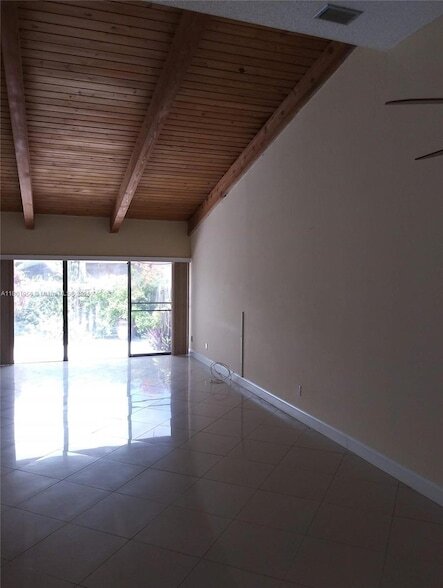 Building Photo - 2675 Parkview Dr S