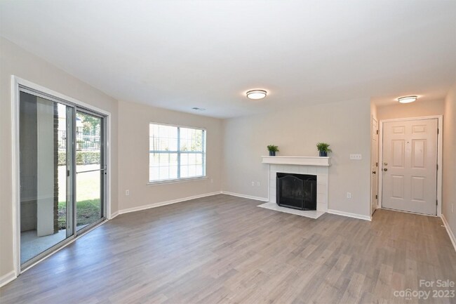 Foto del edificio - 5001 Sharon Rd