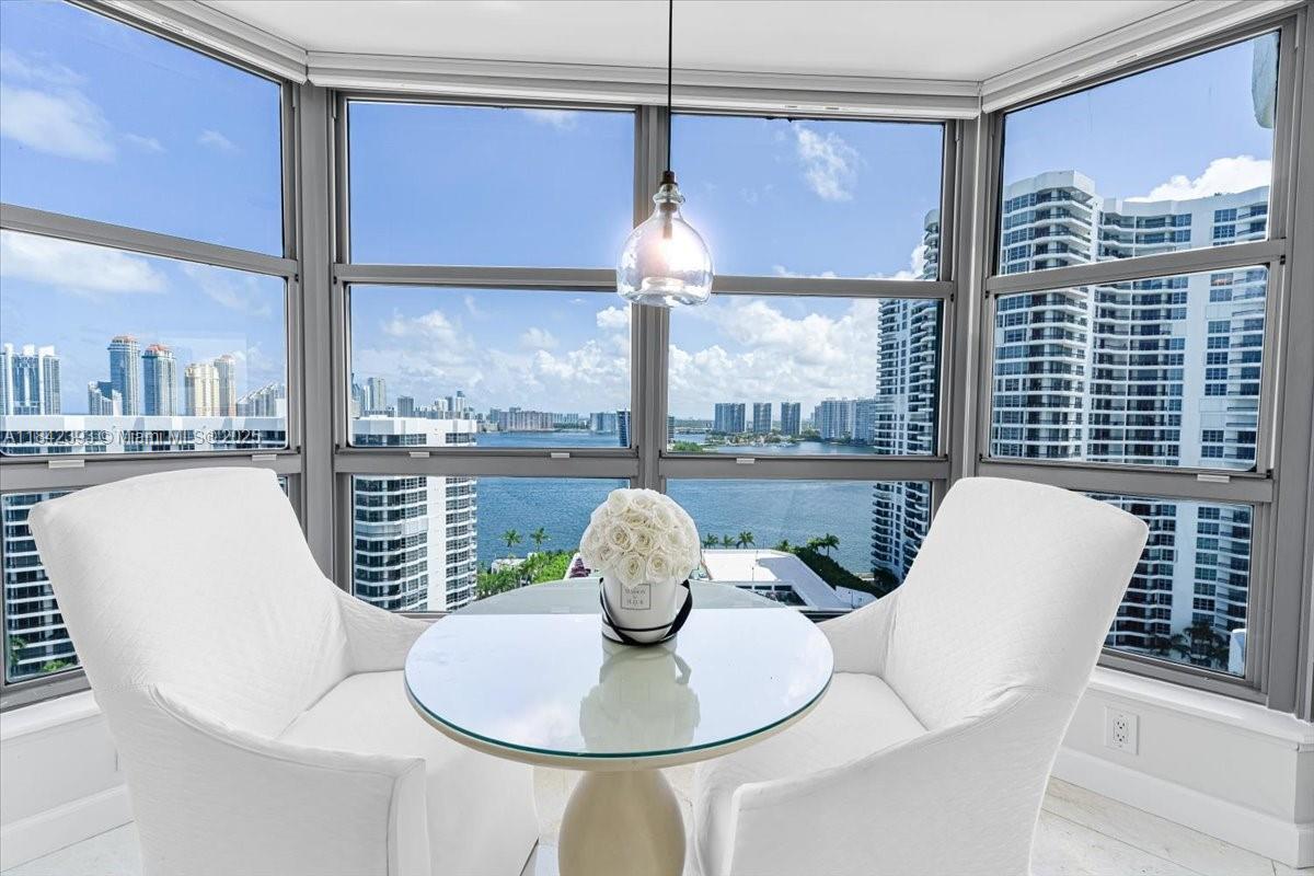 Foto principal - 3500 Mystic Pointe Dr