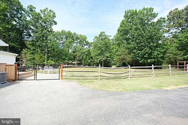 Building Photo - 45170 Settlers Ln