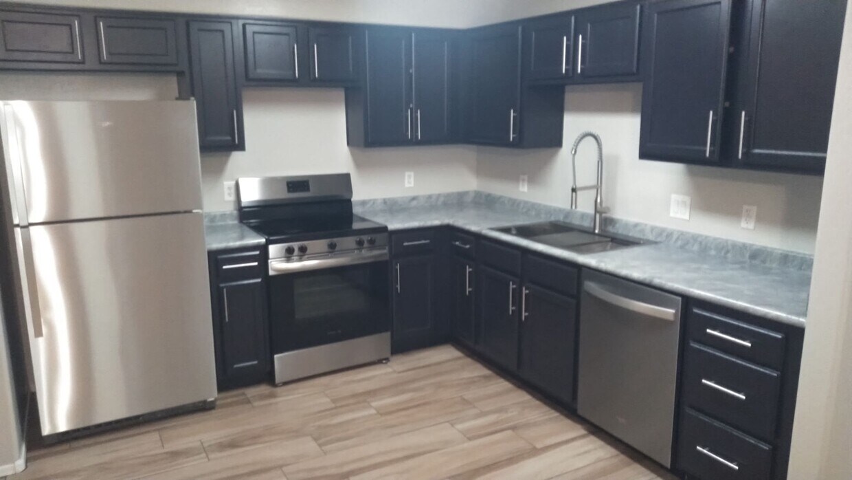 Foto principal - 3 Bedroom 2.5 Bath with Single Car Private...