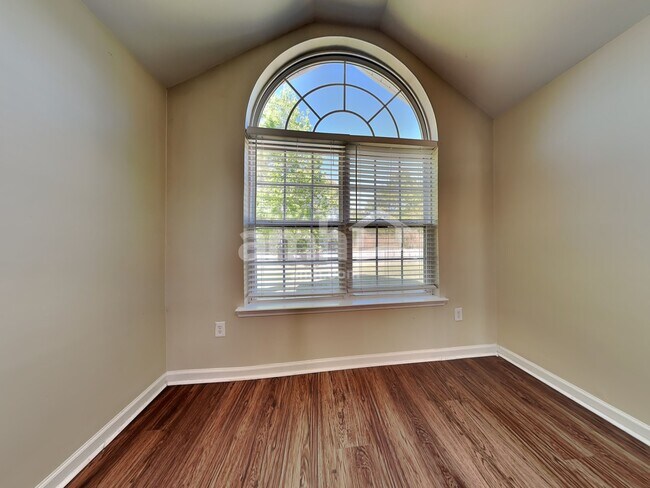 Foto del edificio - 28 Bostwick Dr