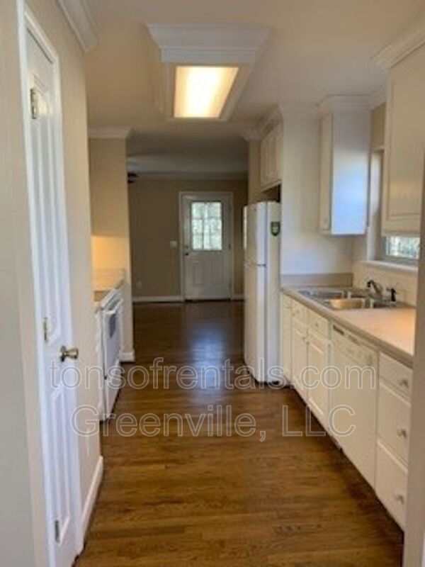 Building Photo - 303 Dupont Dr