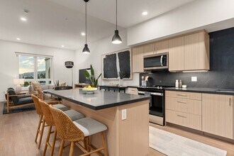 Building Photo - Silhouette Apartments