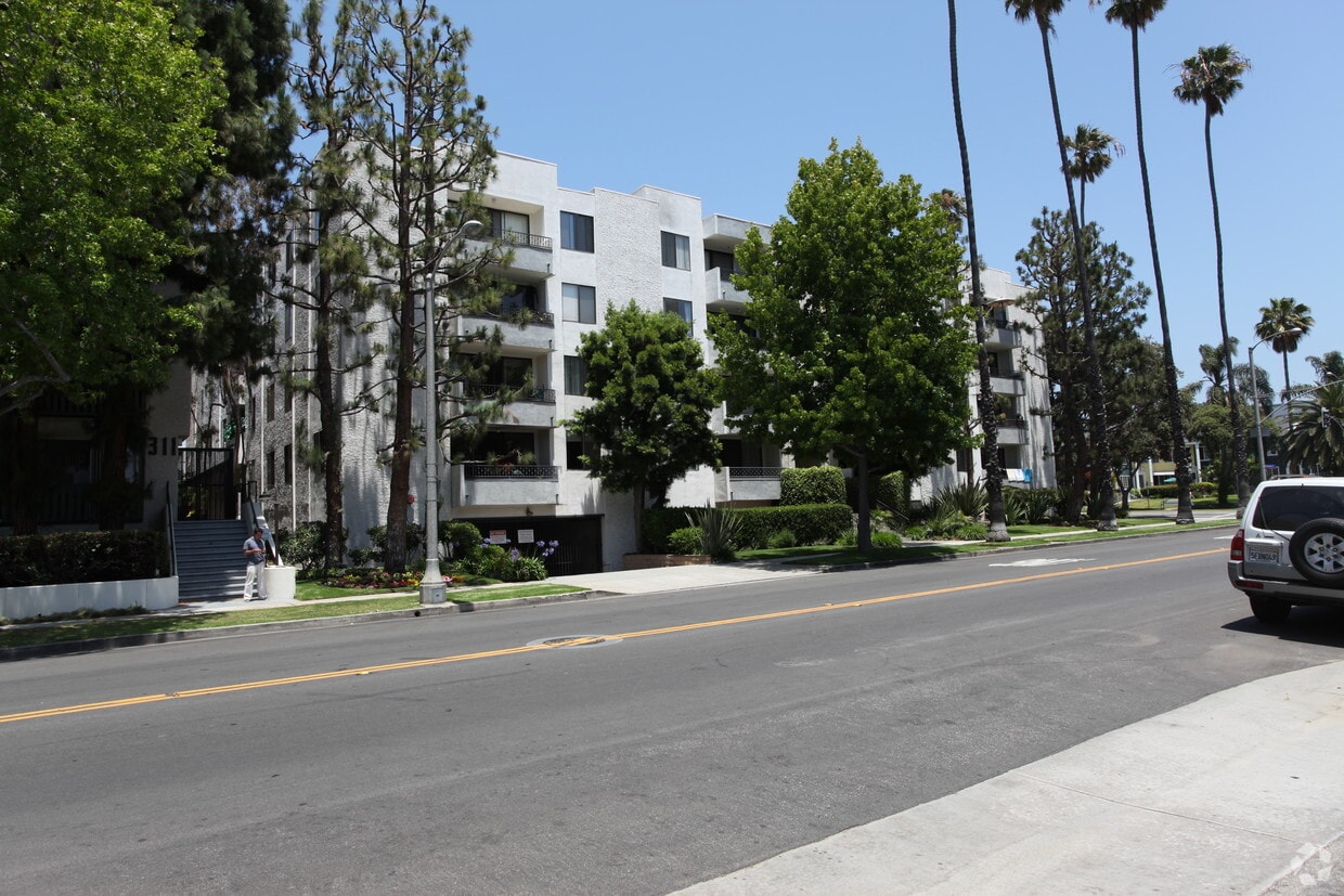 Montana Avenue Apartments in Santa Monica, CA