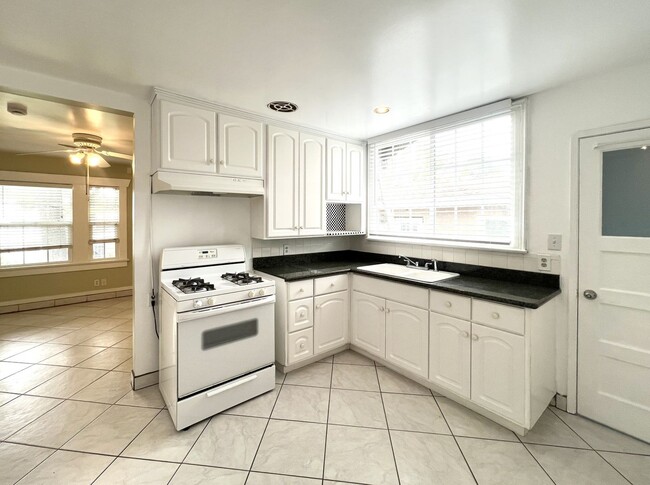 Building Photo - RV T 1063-1067