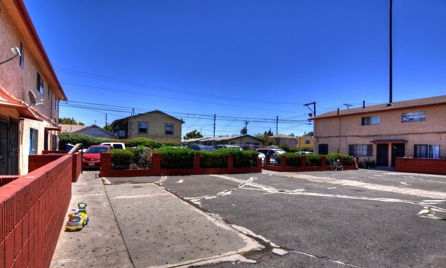 Foto del edificio - 4252 Woodlawn Ave