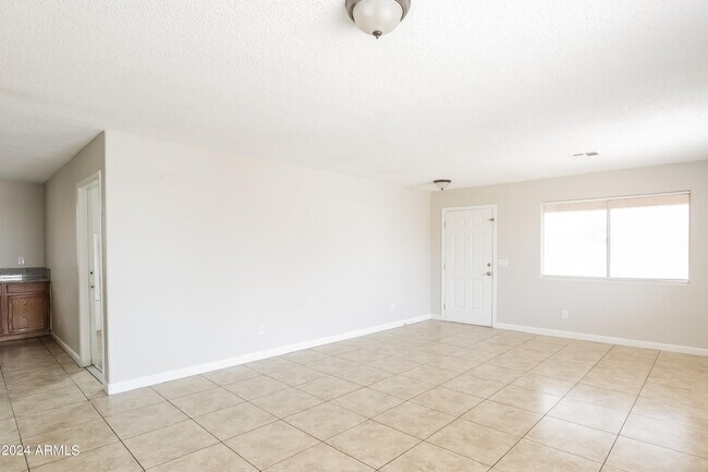 Foto del edificio - 2558 E Broadway Rd