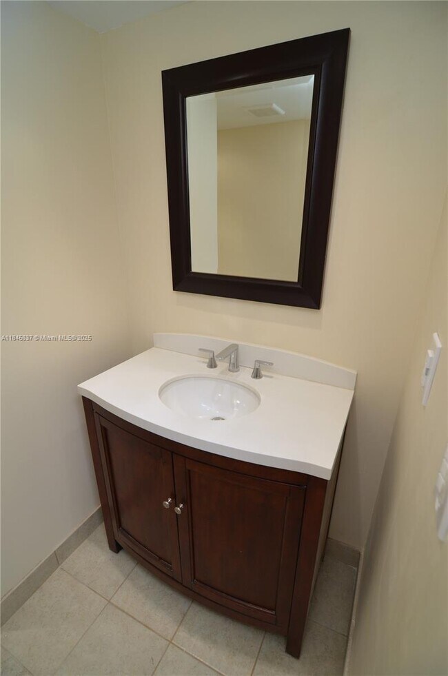 Foto del edificio - 2935 NE 163rd St