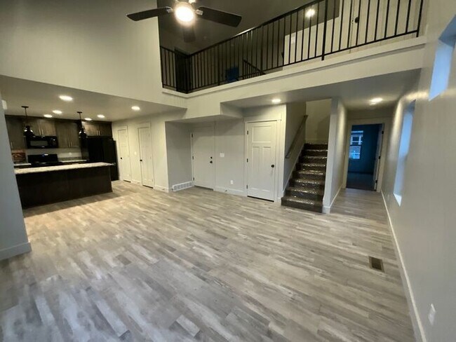 Foto del edificio - 5 bdrm 3 1/2 bth Home 2 Car Garage- Dog friendly