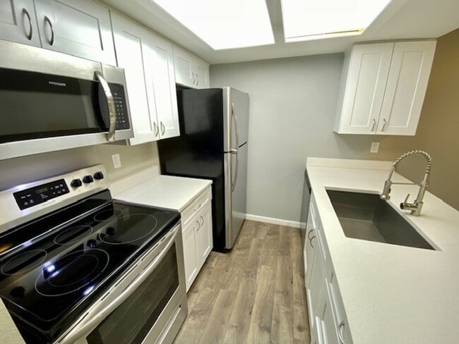 Building Photo - 447 S Memphis Way