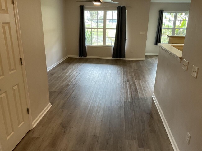 Building Photo - Adorable 2 Bedroom Townhome in Azalea Square