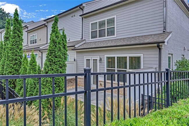 Foto del edificio - 3638 Moorewood Ln S E