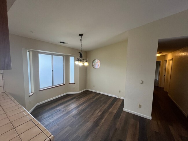 Building Photo - 870 Firefox Dr