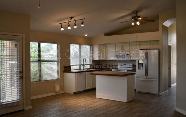 Foto del edificio - 1476 E Silver Creek Rd