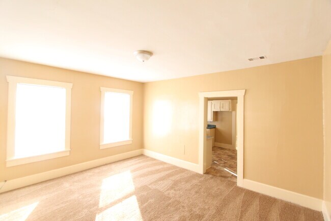 Building Photo - New On The Market! Fresh New Updates!! Bet...