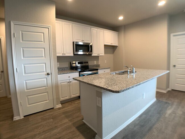 Foto del edificio - 3/2/2 in House Spring Valley / Luxury Vinyl Plank Through Out (NO Carpet) / Fenced in Yard / CISD...