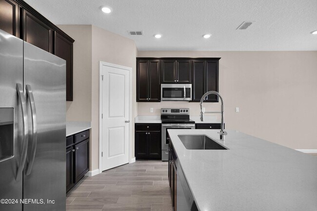 Foto del edificio - 12811 Josslyn Ln