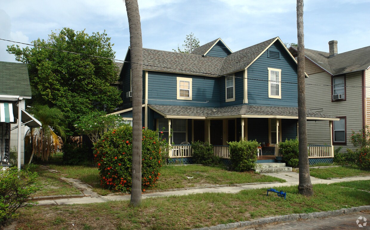 Primary Photo - 810 Dartmoor St N