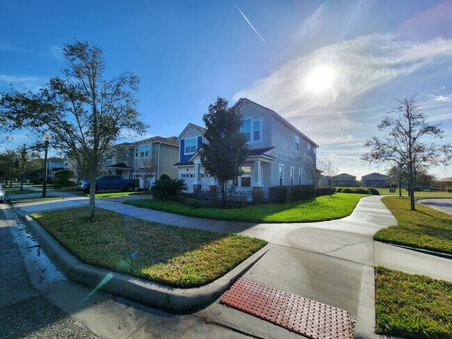 Foto del edificio - BEAUTIFUL LAKE VIEW AND CORNER LOT HOME WI...