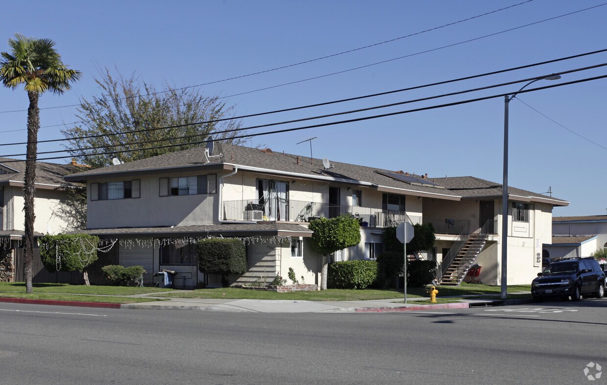 Foto principal - 6322 Stanton Ave
